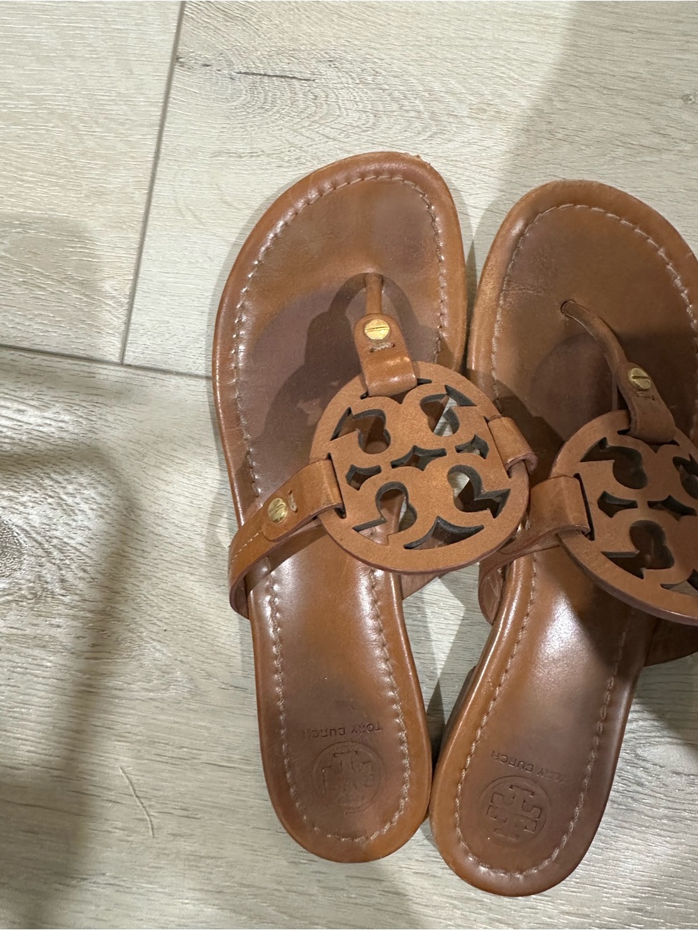 Tory Burch Tan Leather Miller Logo Thong Sandals - Picture 2 of 3